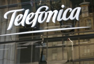 Reflections are seen on a logo of Spain's telecommunications giant Telefonica in Madrid December 3, 2012. Spain's Telefonica SA is working on plans to list 10-15 percent of its Latin American unit, its chief executive said in an interview with the Financial Times published on Monday. REUTERS/Andrea Comas (SPAIN - Tags: BUSINESS LOGO TELECOMS)CODE: X90037